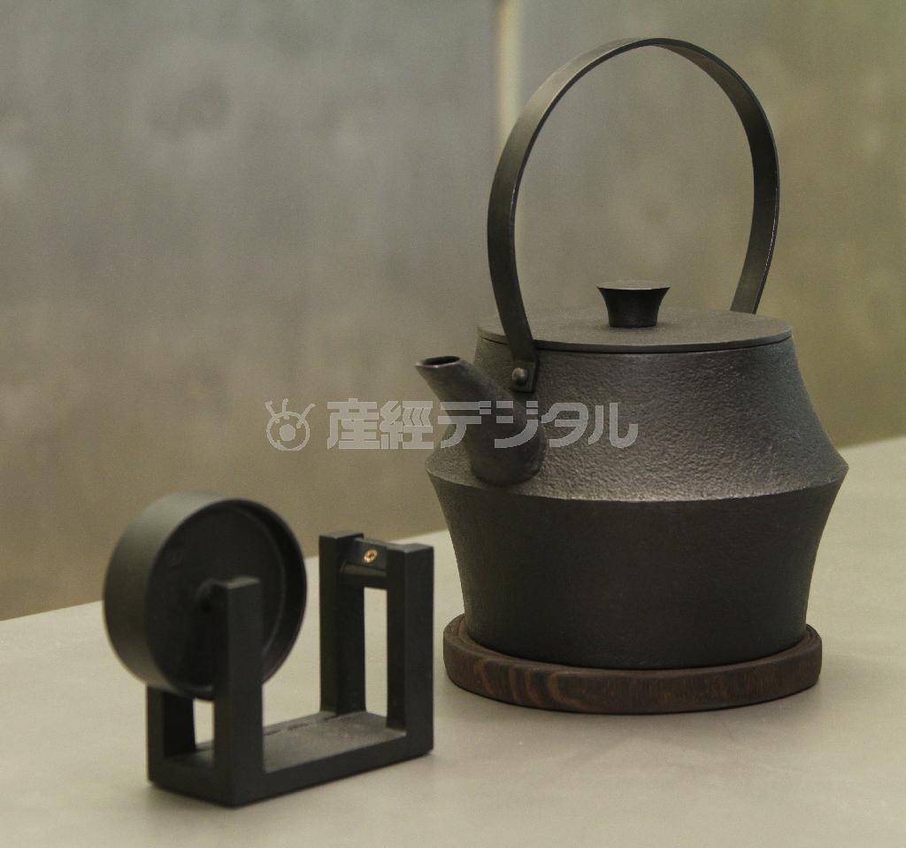 南部鉄器を使ったオリジナルの鉄瓶（右、５万９０００円）とテープカッター（１万５０００円）＝２０１５年５月１３日、東京都江東区（荻窪佳撮影）