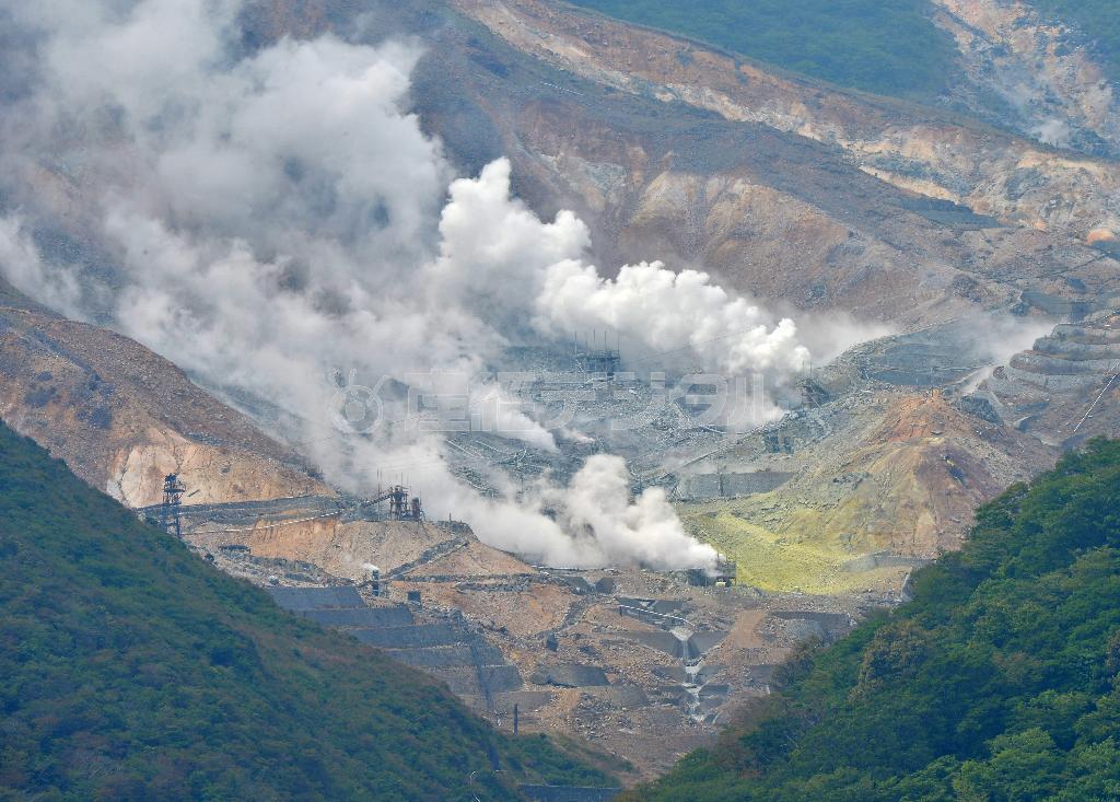 蒸気を噴き出す大涌谷（おおわくだに）。箱根山が噴火した場合、大涌谷が火口になると想定されている＝２０１５年５月２５日、神奈川県足柄下郡箱根町（三尾郁恵撮影）