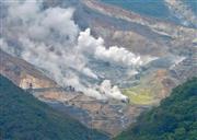 蒸気を噴き出す大涌谷（おおわくだに）。箱根山が噴火した場合、大涌谷が火口になると想定されている＝２０１５年５月２５日、神奈川県足柄下郡箱根町（三尾郁恵撮影）