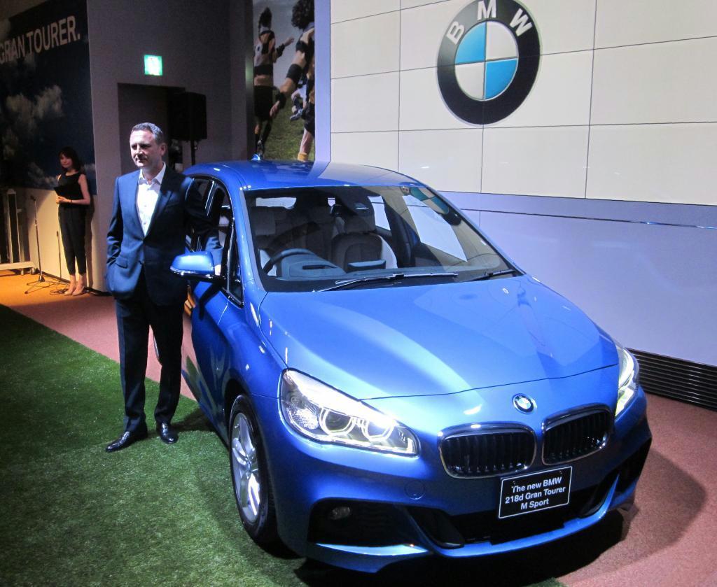 ブランド初となる７人乗り多目的乗用車「２シリーズグランツアラー」をＰＲするＢＭＷ日本法人のペーター・クロンシュナーブル社長＝２６日、東京都千代田区