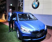 ブランド初となる７人乗り多目的乗用車「２シリーズグランツアラー」をＰＲするＢＭＷ日本法人のペーター・クロンシュナーブル社長＝２６日、東京都千代田区