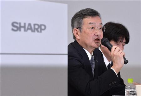 新しい中期経営計画を発表し、記者の質問に応じるシャープの高橋興三社長（手前）＝東京都港区（栗橋隆悦撮影）