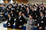 シャープの入社式で、こぶしを上げる新入社員＝大阪市阿倍野区のシャープ本社（竹川禎一郎撮影）