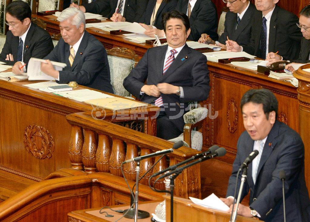 衆院本会議で民主党の枝野幸男（ゆきお）幹事長（手前）の質問を聞く（後ろ右から）安倍晋三（しんぞう）首相、中谷元（げん）防衛相、岸田文雄外相＝２０１５年５月２６日午後、国会・衆院本会議場（酒巻俊介撮影）