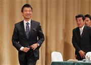 大阪都構想の是非を問う住民投票の敗北を受けた記者会見を終え、席を立つ橋下（はしもと）徹大阪市長（左）＝２０１５年５月１８日未明、大阪市北区（村本聡撮影）