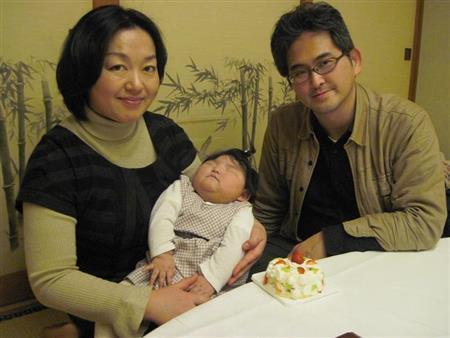 事実婚による夫婦別姓を選択した水口尚亮さん（右）と橘昭子さんの夫婦＝２０１４（平成２６）年１月２５日（本人提供）