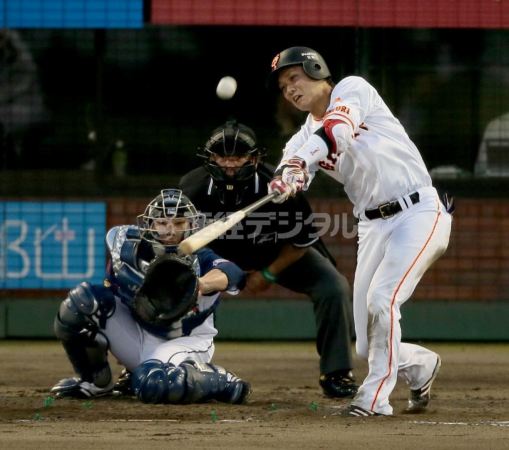 三回に２点本塁打を放つ巨人の坂本勇人＝２０１５年５月２６日、福島県郡山市の郡山総合運動場開成山野球場（土谷創造撮影）