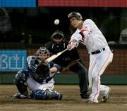 三回に２点本塁打を放つ巨人の坂本勇人＝２０１５年５月２６日、福島県郡山市の郡山総合運動場開成山野球場（土谷創造撮影）