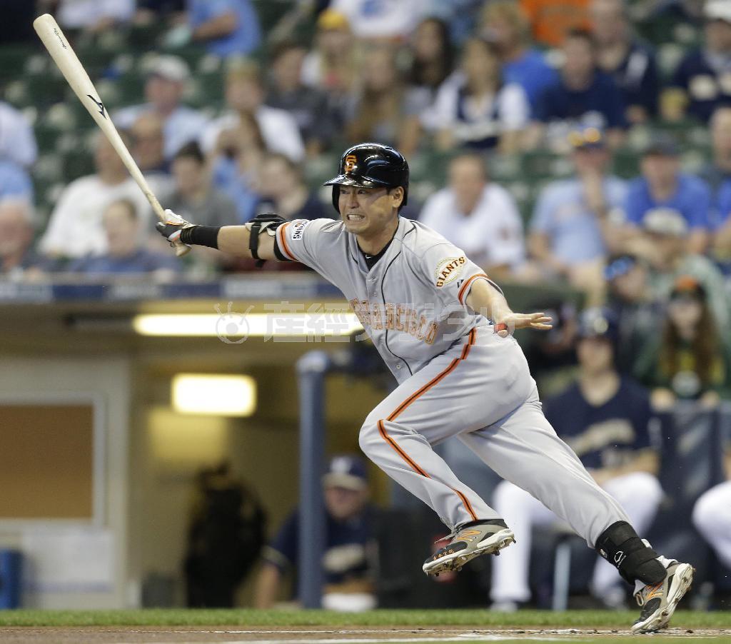 ブルワーズ戦の一回、中前打を放つジャイアンツ・青木宣親（のりちか）＝２０１５年５月２５日、米ウィスコンシン州ミルウォーキー（ゲッティ＝共同）