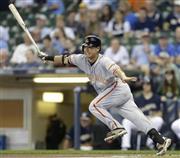 ブルワーズ戦の一回、中前打を放つジャイアンツ・青木宣親（のりちか）＝２０１５年５月２５日、米ウィスコンシン州ミルウォーキー（ゲッティ＝共同）