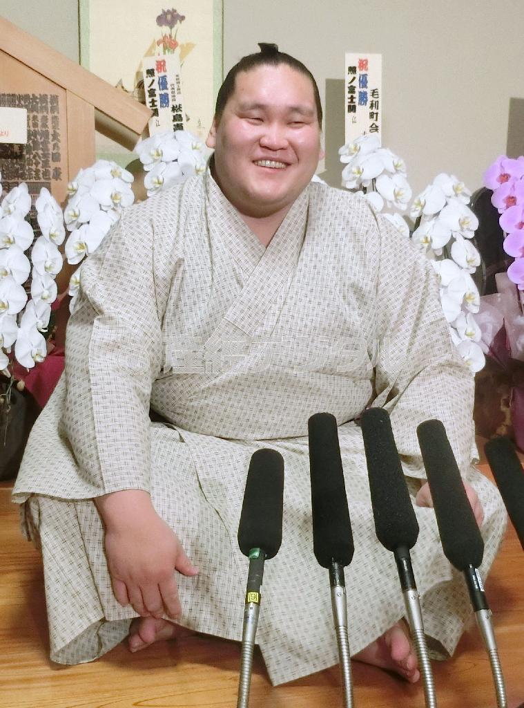 笑顔で記者会見する照ノ富士＝２０１５年５月２６日午前、東京都江東区の伊勢ケ浜部屋（共同）