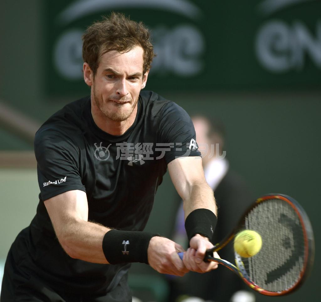 男子シングルス１回戦でリターンするアンディ・マリー＝２０１５年５月２５日、フランス・首都パリ（共同）
