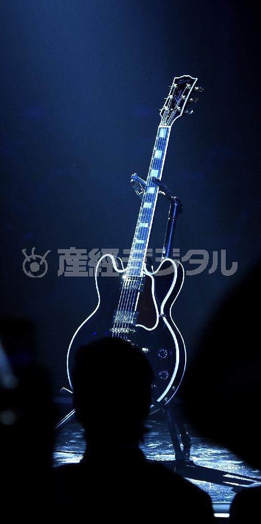 ２０１５ビルボード・ミュージック・アワードのステージに飾られたＢ．Ｂ．キングの愛器「ルシール」＝２０１５年５月１７日、米ネバダ州ラスベガス（ＡＰ）