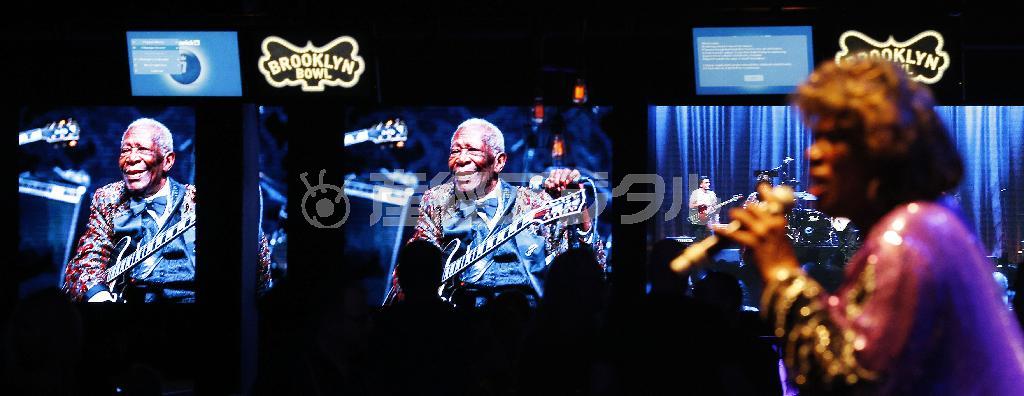 Ｂ．Ｂ．キングの写真をバックに、長女のシャーリー・キングが父をしのぶステージで歌った＝２０１５年５月２２日、米ネバダ州ラスベガス（ＡＰ）