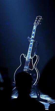 ２０１５ビルボード・ミュージック・アワードのステージに飾られたＢ．Ｂ．キングの愛器「ルシール」＝２０１５年５月１７日、米ネバダ州ラスベガス（ＡＰ）