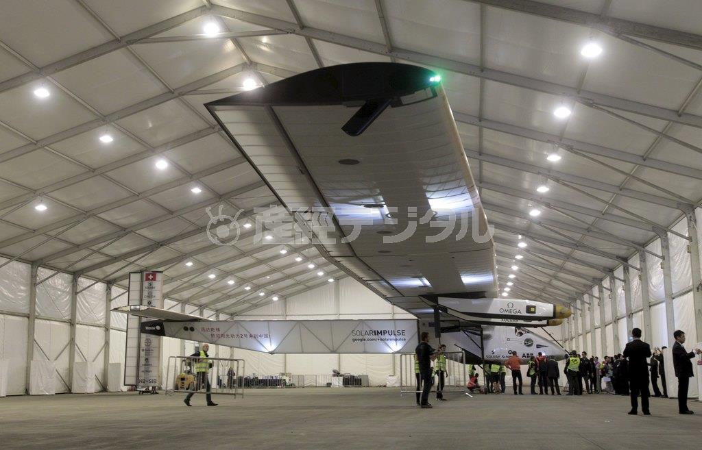 太陽エネルギーで世界一周に挑むプロペラ飛行機「ソーラー・インパルス２」＝２０１５年３月３１日、中国・重慶市（ロイター）