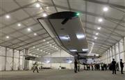 太陽エネルギーで世界一周に挑むプロペラ飛行機「ソーラー・インパルス２」＝２０１５年３月３１日、中国・重慶市（ロイター）