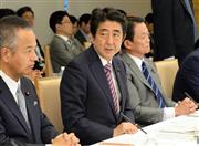 経済財政諮問会議であいさつする安倍晋三首相（中央）＝２６日午後、首相官邸