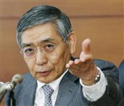 ４月３０日、金融政策決定会合後に記者会見する日銀の黒田総裁＝日銀本店