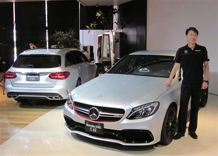 メルセデスＡＭＧＣ６３Ｓの特別仕様車（右）とワゴンをＰＲするメルセデス・ベンツ日本の上野金太郎社長＝２７日、東京・六本木