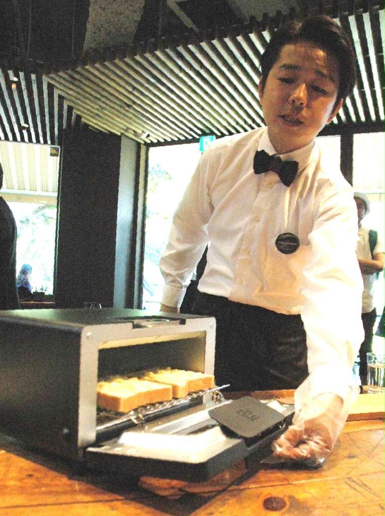 焼きたてパンの味を目指したバルミューダのトースター＝２７日、東京都港区