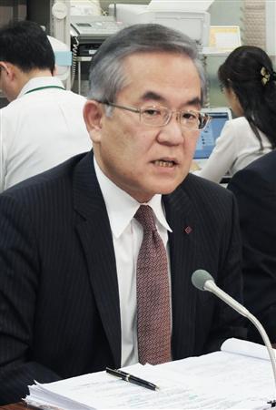 記者会見する日本生命保険の児島一裕取締役＝２８日午後、東京都中央区