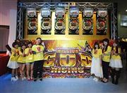 「ユニバーサルカーニバル２０１５」の様子。パチンコ新機種「ＣＲミリオンゴッドライジング」も披露した＝東京都豊島区