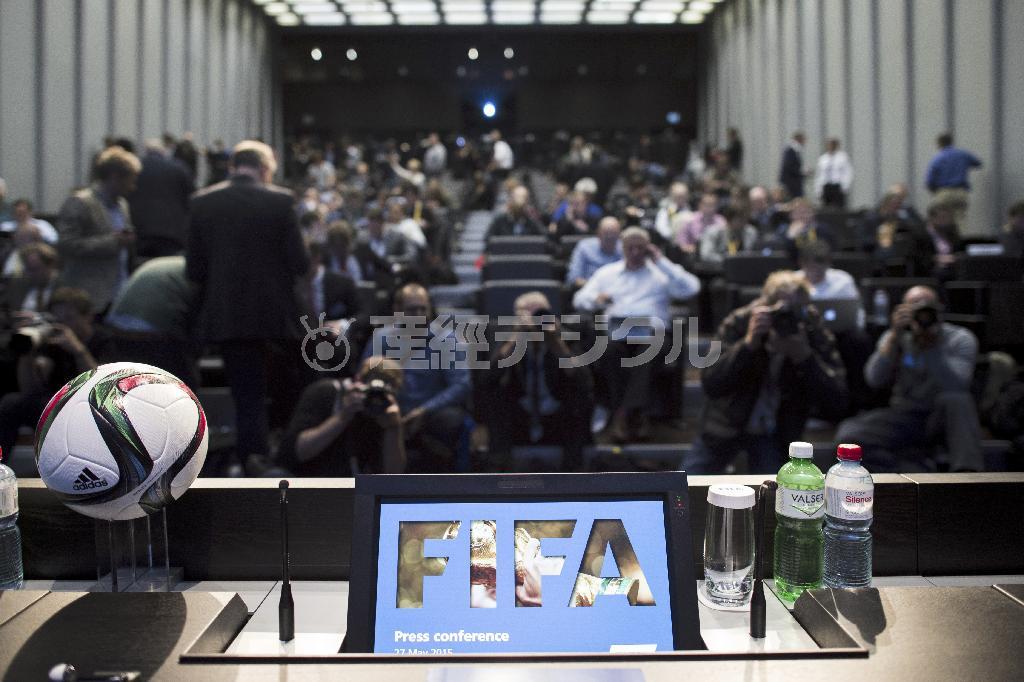 国際サッカー連盟（ＦＩＦＡ）の関係者らが逮捕されたことが明らかになり、ＦＩＦＡ本部のプレスルームで記者会見を待つ報道陣ら＝２０１５年５月２７日、スイス・チューリヒ（ＡＰ）