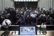 国際サッカー連盟（ＦＩＦＡ）の関係者らが逮捕されたことが明らかになり、ＦＩＦＡ本部のプレスルームで記者会見を待つ報道陣ら＝２０１５年５月２７日、スイス・チューリヒ（ＡＰ）