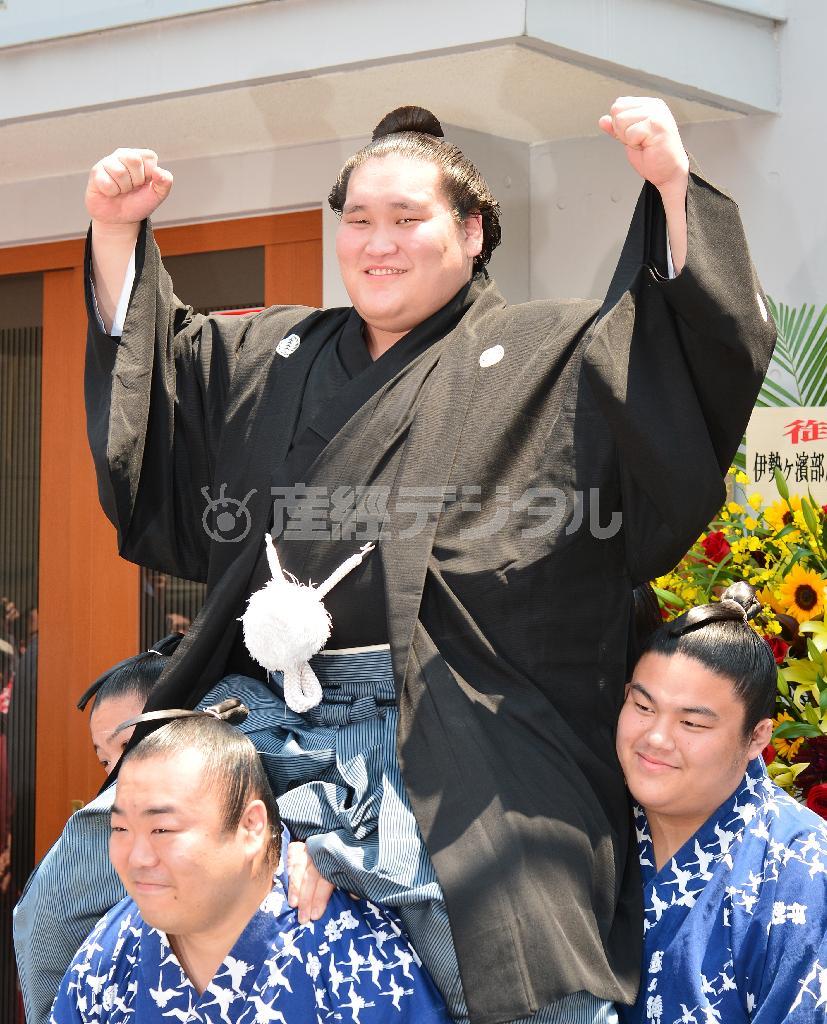 大関昇進が決まり、部屋前で騎馬にまたがる照ノ富士＝２０１５年５月２７日、東京都江東区の伊勢ヶ濱部屋（戸加里真司撮影）