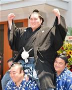 大関昇進が決まり、部屋前で騎馬にまたがる照ノ富士＝２０１５年５月２７日、東京都江東区の伊勢ヶ濱部屋（戸加里真司撮影）