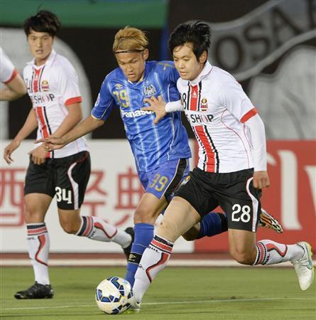 ＦＣソウル戦で前半、競り合うＧ大阪・宇佐美貴史（中央）＝２０１５年５月２７日、大阪府吹田市・万博記念競技場（共同）