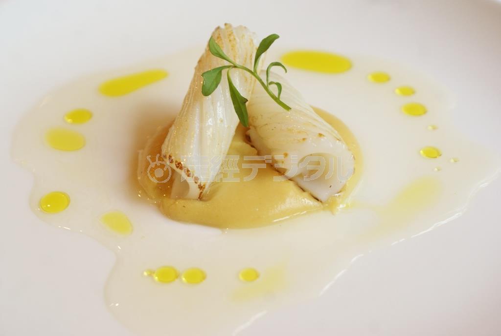 中東料理から発想を得たというイカのポワレ。ひよこ豆のピュレには、「ほんの少しだけど」カレーのニュアンスも＝２０１５年５月１９日、神奈川県足柄下郡箱根町（塩塚夢撮影）