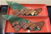 ウナギのかば焼き（上）に限りなく近づけたマナマズのかば焼き（下）＝２０１５年５月１８日（香西広豊撮影）