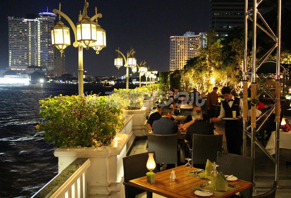 チャオプラヤ川の夜景が美しいディナータイムのザ・リバーサイド・テラス。服装にも気遣いが求められる＝２０１５年４月１８日、タイ・首都バンコク（佐野領撮影）