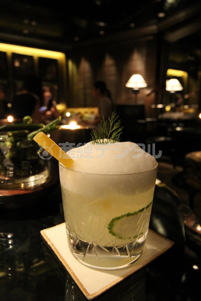 ザ・バンブーバーのオリジナルカクテル「アバンギャルド」。照明を抑えた店内でも輝いて見えた＝２０１５年４月１６日、タイ・首都バンコク（佐野領撮影）