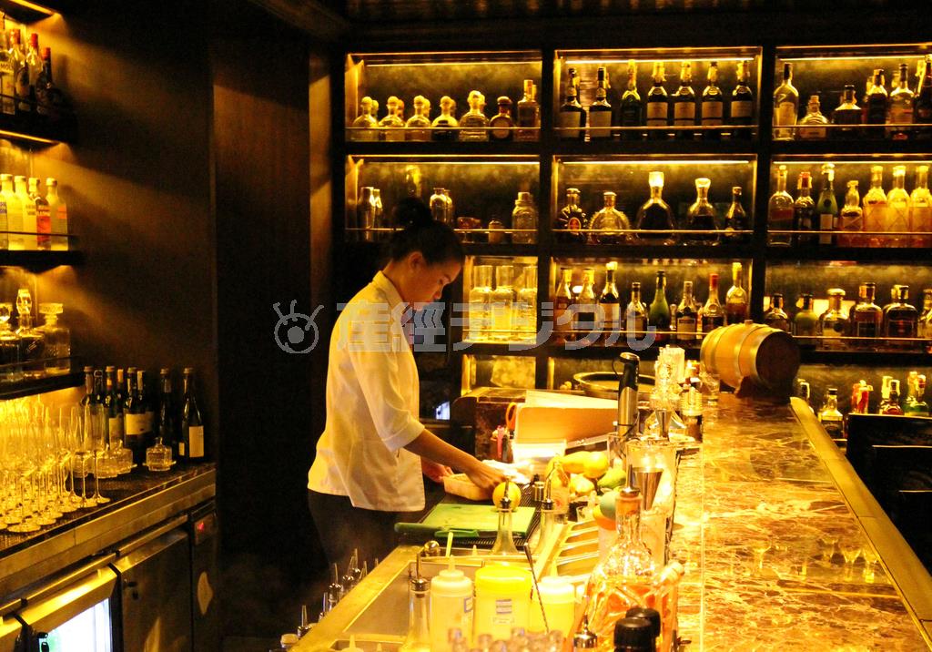 ザ・バンブーバーでカクテル作りを任されている女性バーテンダー。シェーカーを振る動きにはむだがない＝２０１５年４月１６日、タイ・首都バンコク（佐野領撮影）