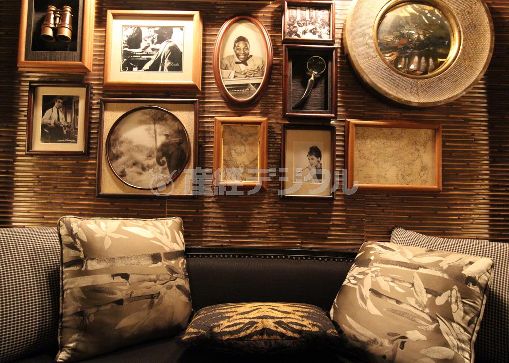 レイ・チャールズにオードリー・ヘプバーン、それから…。著名人ゆかりの写真や飾りが並ぶ＝２０１５年４月１６日、タイ・首都バンコク（佐野領撮影）