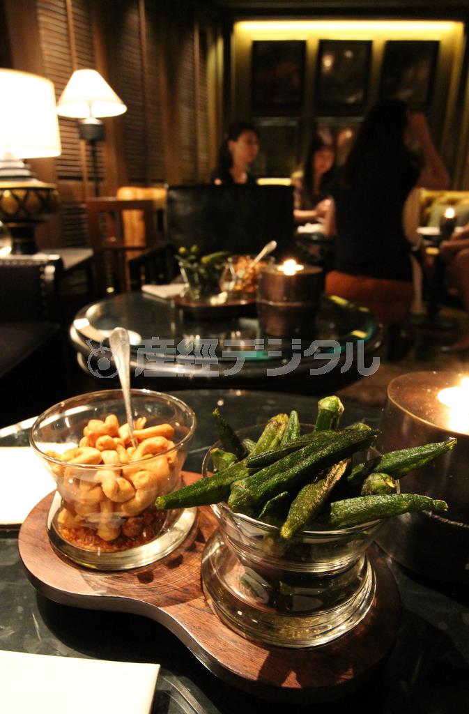 突き出しはドライ加工されたオクラとカシューナッツ＝２０１５年４月１６日、タイ・首都バンコク（佐野領撮影）