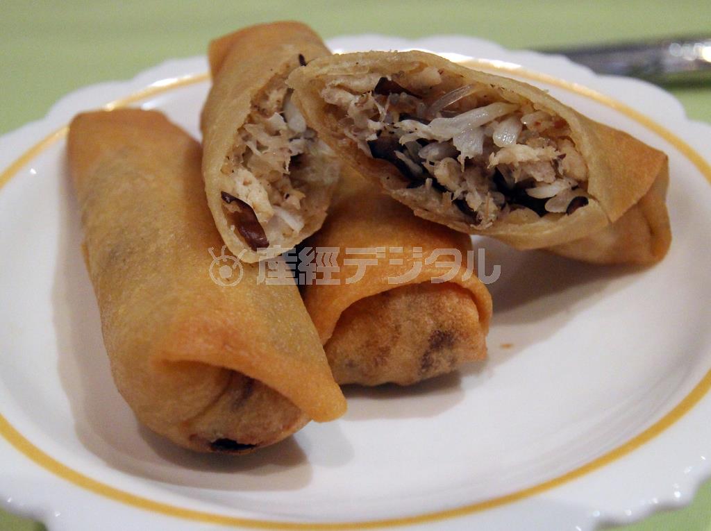 カニ肉のうまみが詰まった揚げ春巻き＝２０１５年４月１６日、タイ・首都バンコク（佐野領撮影）