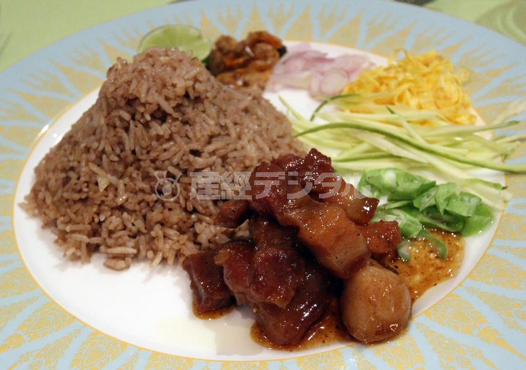 エビ風味のタイ風チャーハン（左）とパームシュガーの甘みを生かした豚肉の角煮（右）＝２０１５年４月１６日、タイ・首都バンコク（佐野領撮影）