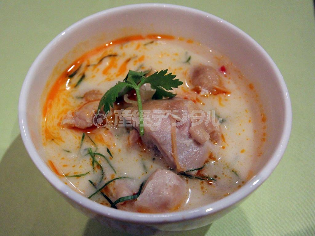 鶏肉をチキンのココナツミルクスープで煮た「トムカーガイ」＝２０１５年４月１６日、タイ・首都バンコク（佐野領撮影）