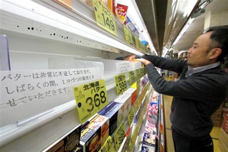 ２０１４年１１月、品不足で空っぽになったスーパーのバター陳列棚。安定供給に向け、政府は追加輸入を決めた＝東京都江東区