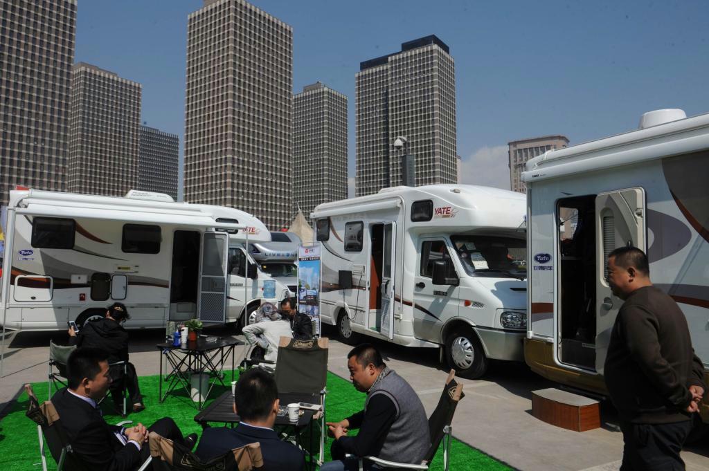 山西省太原市では４月、「山西国際キャンピングカー・キャンプ博覧会」が開催され、中国の国内外２０社のキャンピングカーを来場者は参観していた（中国新聞社）