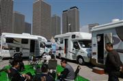 山西省太原市では４月、「山西国際キャンピングカー・キャンプ博覧会」が開催され、中国の国内外２０社のキャンピングカーを来場者は参観していた（中国新聞社）