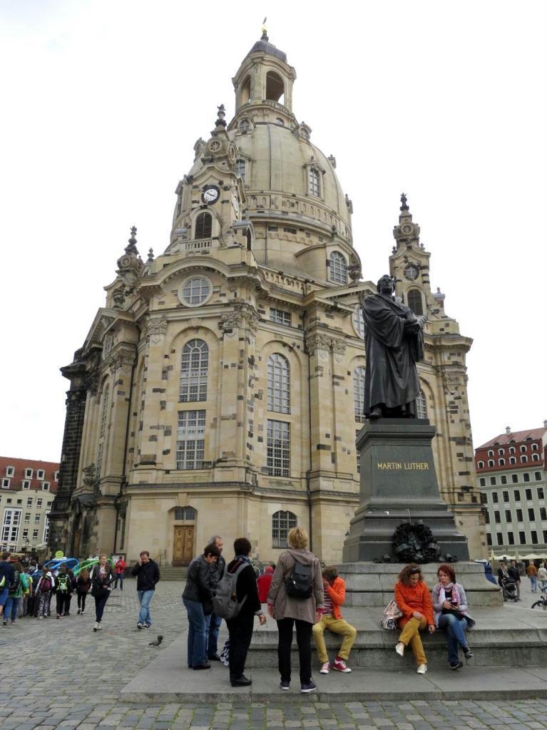 観光スポットとして人気のフラウエン教会。最近、教会前の広場には中国人観光客も増えている＝２７日、ドイツ・ドレスデン（佐久間修志撮影）