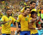 ナイキのロゴの入ったユニホームを着用したブラジル代表のイレブン。２０１４年６月のサッカーブラジルＷ杯１次リーグ、クロアチア代表戦でゴールを決めたネイマール（右）たち＝サンパウロ州のサンパウロ・アリーナ（吉澤良太撮影）