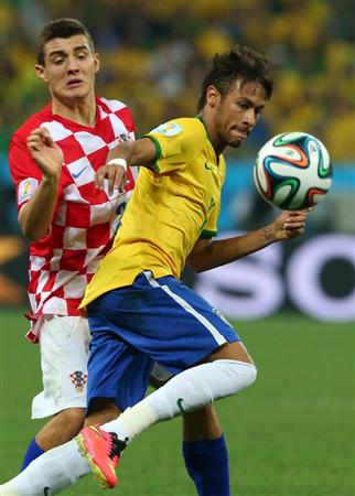 ナイキのロゴの入ったユニホームを着用したブラジル代表のネイマール。サッカーブラジルW杯2014の1次リーグ、クロアチア代表戦でのプレー=同年6月12日、サンパウロ州のサンパウロ・アリーナ(吉澤良太撮影)