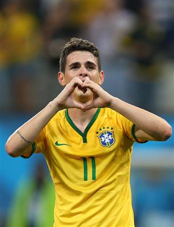 ナイキのロゴの入ったユニホームを着用したブラジル代表のオスカル。サッカーブラジルW杯2014の1次リーグ、クロアチア代表戦でゴールを決め、手でハートマークを作って喜ぶ=同年6月12日、サンパウロ州のサンパウロ・アリーナ(吉澤良太撮影)
