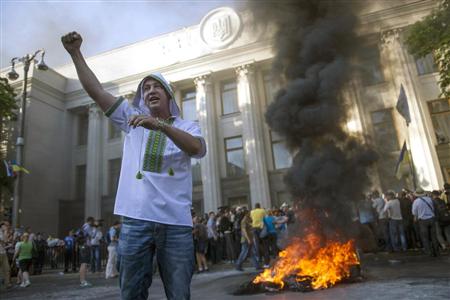 ウクライナ・キエフの最高会議議事堂前で気勢を上げる対外債務の再編法案に賛成する集会の参加者ら＝２１日（ロイター）